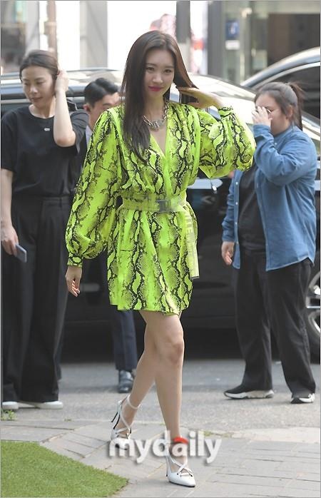 Hoc xu huong ruc ro tu nguoi noi tieng cho trang phuc he anh 6