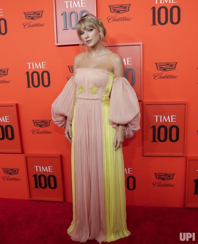 Tang can khong ngan can Taylor Swift mac goi cam anh 2