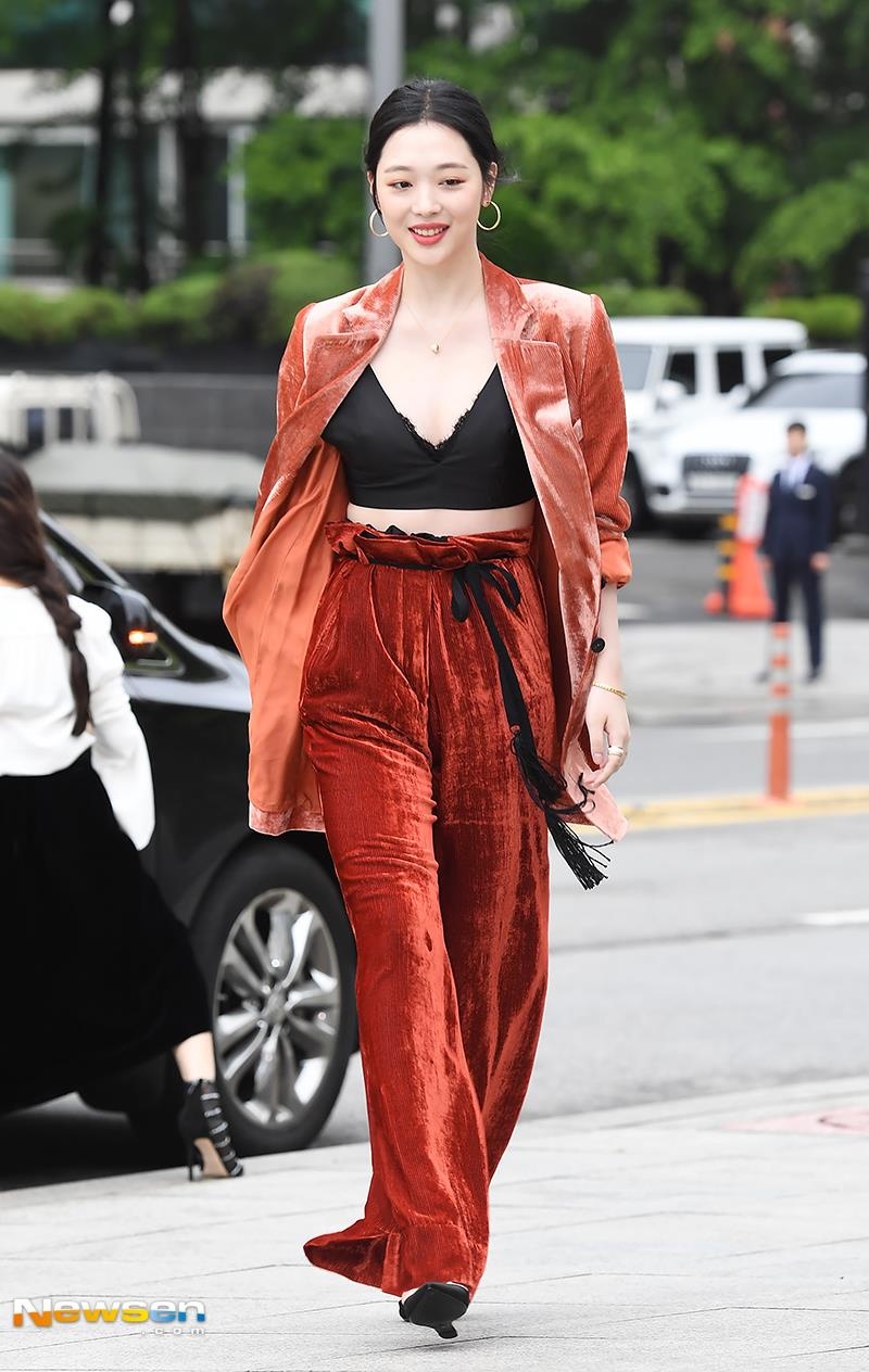 Phong do thoi trang cua nguoi dep noi loan xu Han anh 6