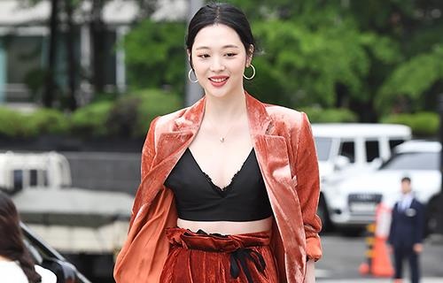 Sulli va nhung lan ghi diem vi khong mac phan cam hinh anh