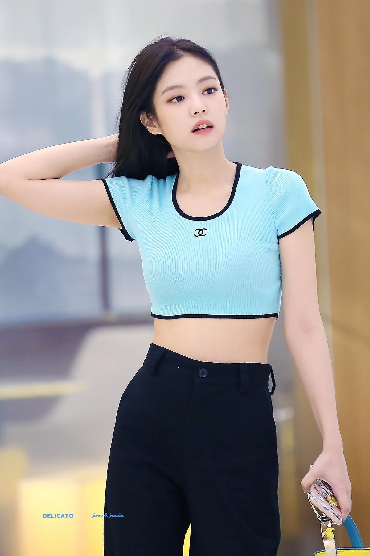 Thoi trang khoe vong eo cua jennie anh 7