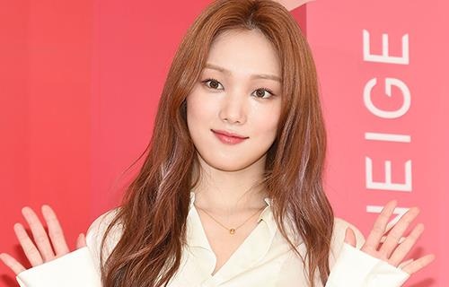 'Tien nu cu ta' Lee Sung Kyung chuong ke eyeliner sieu manh hinh anh