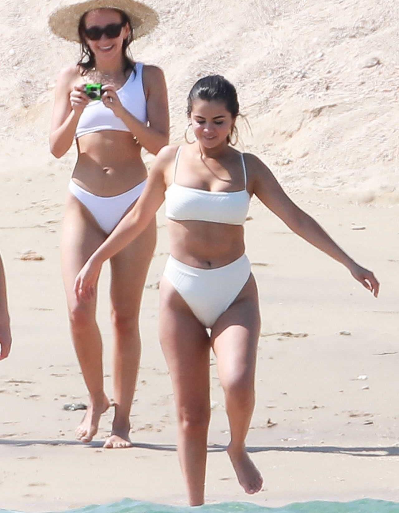 Selena Gomez van dien ao tam goi cam du tang can anh 3