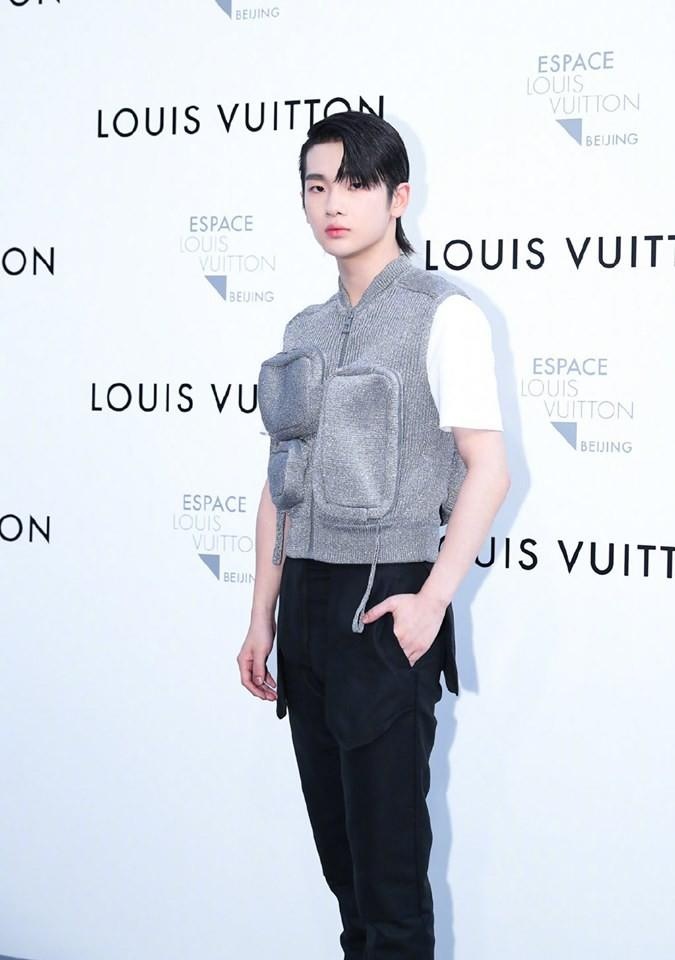 Dich Le Nhiet Ba mac kem xinh trong su kien anh 7