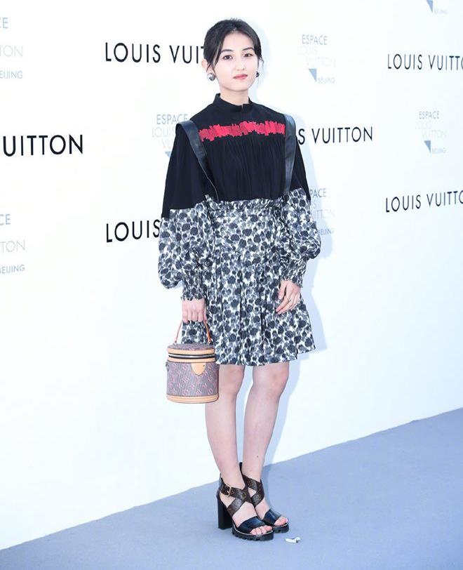 Dich Le Nhiet Ba mac kem xinh trong su kien anh 6