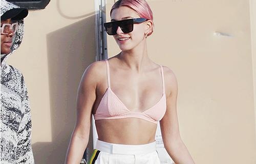 Nguoi dep Hollywood chuong mac ao nguc ra pho hinh anh