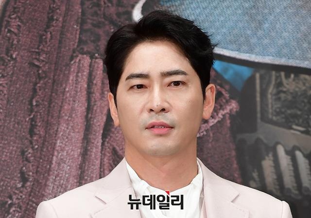 Công ty cắt hợp đồng với Kang Ji Hwan giữa ồn ào cưỡng dâm ảnh 1 Cong ty cat hop dong voi Kang Ji Hwan giua on ao cuong dam anh 1