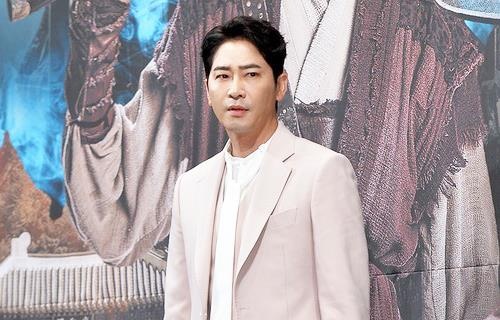 Kang Ji Hwan bi cong ty cat hop dong sau vu hiep dam tap the hinh anh