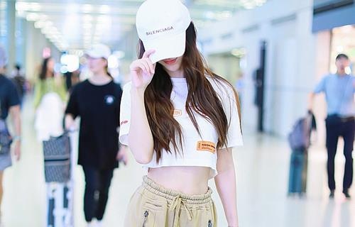 Angelababy dien ao ngan khoe vong eo 'con kien' o san bay hinh anh