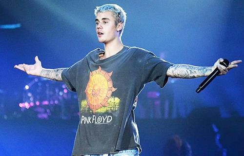 Justin Bieber khoe voi fan Trung Quoc ve dia nhac moi hinh anh