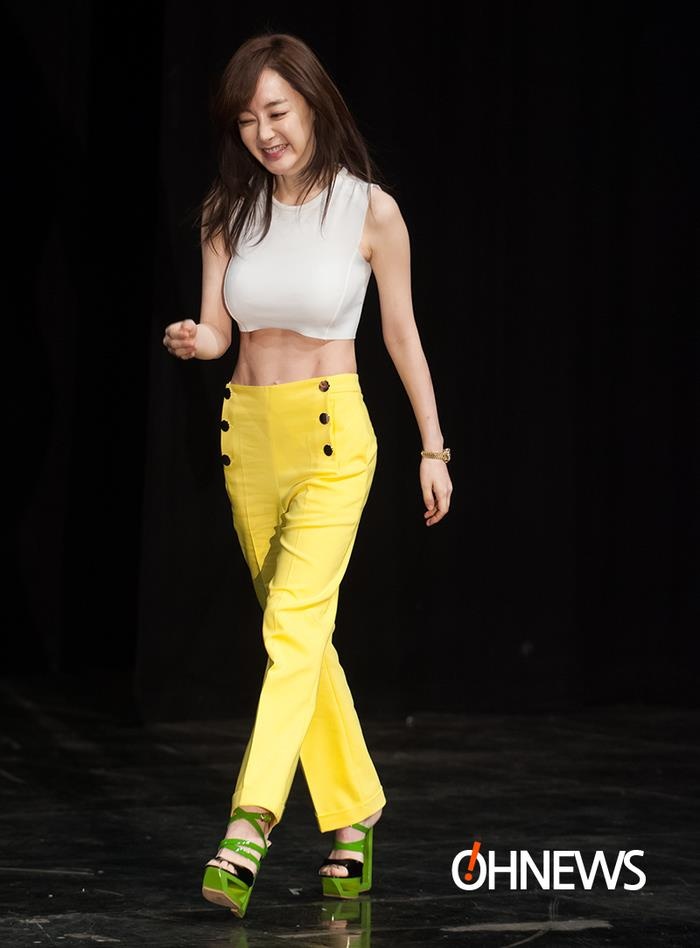 My nhan Han dang nuot na o tuoi U50 anh 11