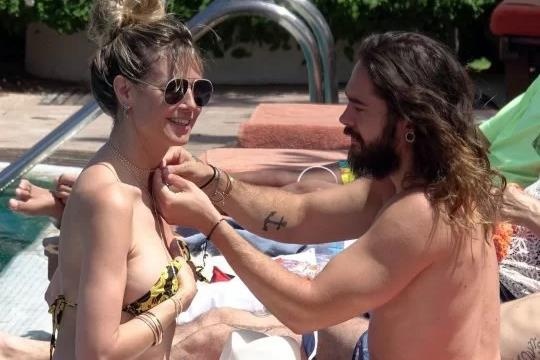 Heidi Klum mac bikini, au yem chong tre o be boi hinh anh
