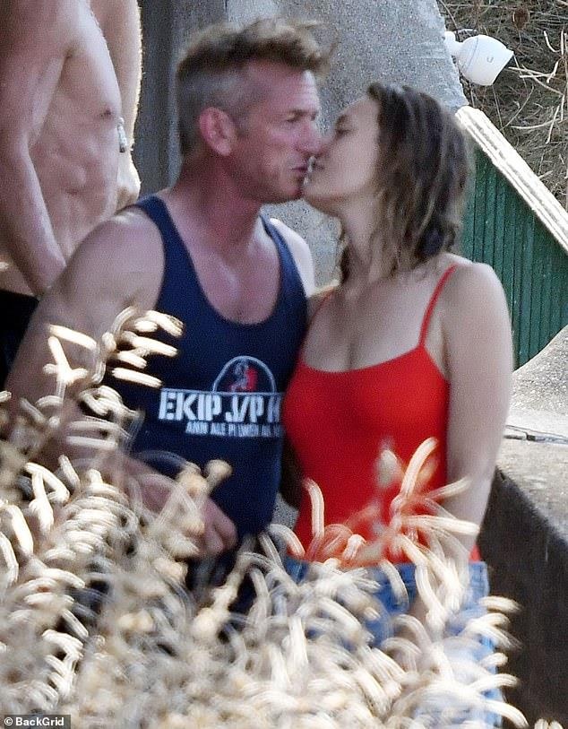 Sean Penn ôm hôn bạn gái ảnh 2 Sean Penn om hon ban gai anh 2