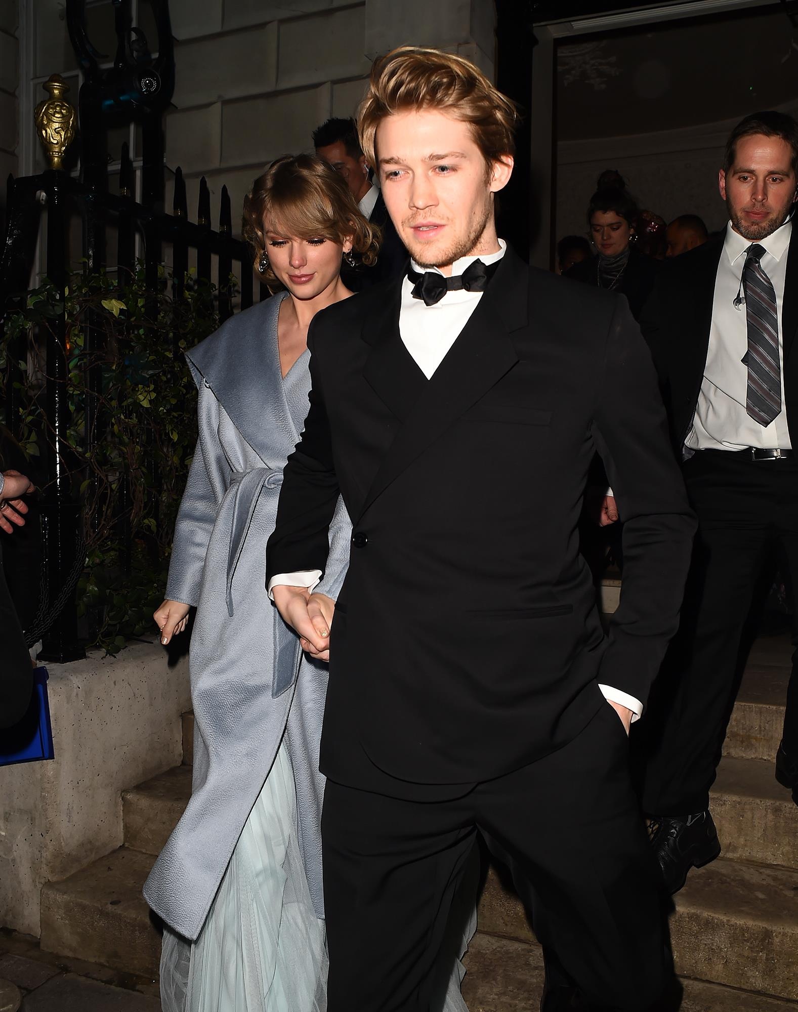 Taylor Swift dinh hon voi ban trai anh 1