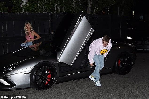 Justin Bieber lo mat mun khi di choi toi cung vo anh 1