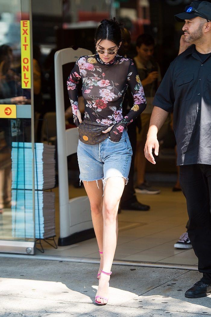 Những lần dạo phố như trình diễn thời trang của Kendall Jenner ảnh 4 Nhung lan dao pho nhu trinh dien thoi trang cua Kendall Jenner anh 4