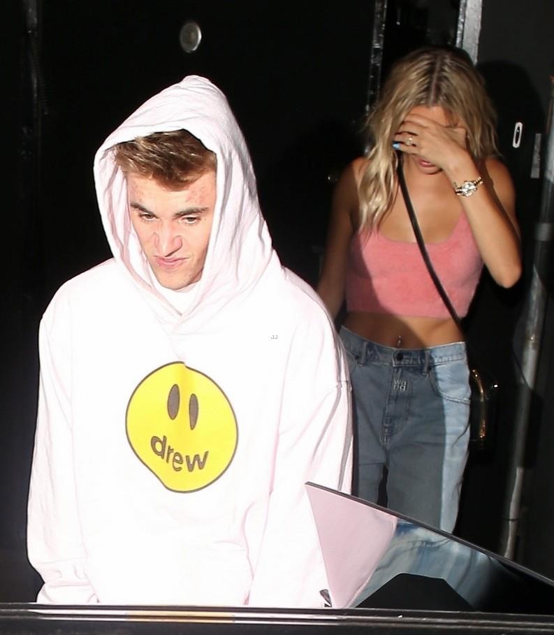 Justin Bieber lo mat mun khi di choi toi cung vo anh 5