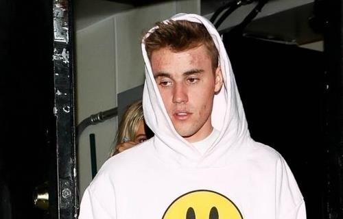Justin Bieber lo mat mun khi di choi toi cung vo hinh anh