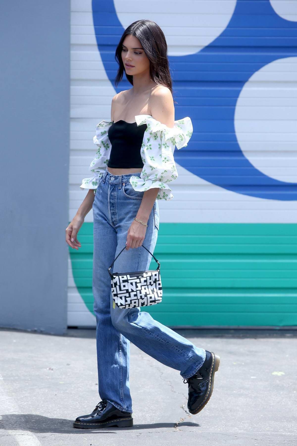 Những lần dạo phố như trình diễn thời trang của Kendall Jenner ảnh 3 Nhung lan dao pho nhu trinh dien thoi trang cua Kendall Jenner anh 3