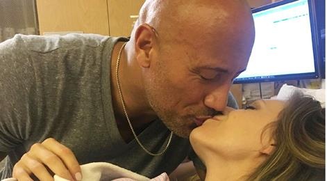 Cuu do vat The Rock va cuoc tinh 10 nam dep nhu mo voi ban gai ca si hinh anh