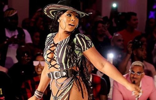 Khan gia chi trich nu rapper co tinh khoe noi y hinh anh