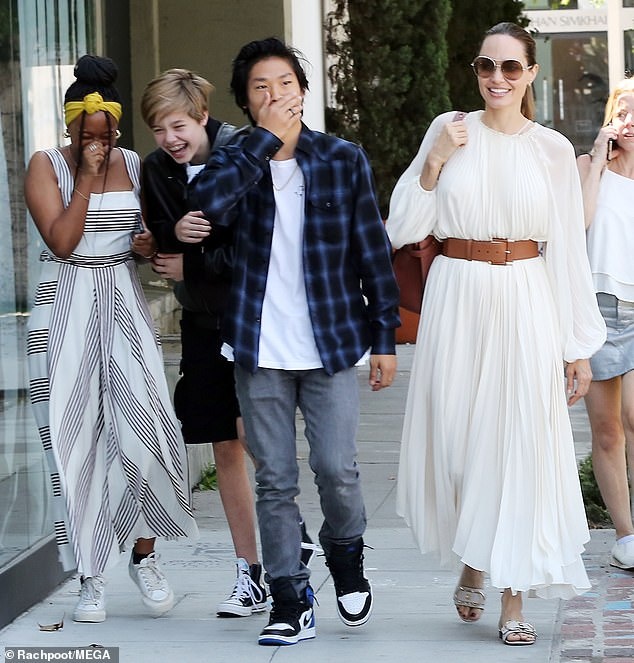 Angelina Jolie vẫn nói chuyện với chồng cũ ảnh 2 Angelina Jolie van noi chuyen voi chong cu anh 2