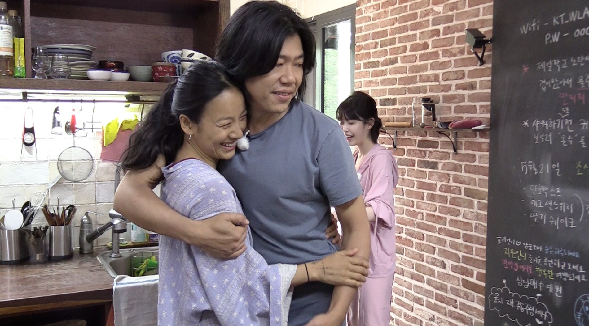 Lee Hyori kể lại sự cố suýt tuột áo trên truyền hình ảnh 2 Lee Hyori ke lai su co suyt tuot ao tren truyen hinh anh 2