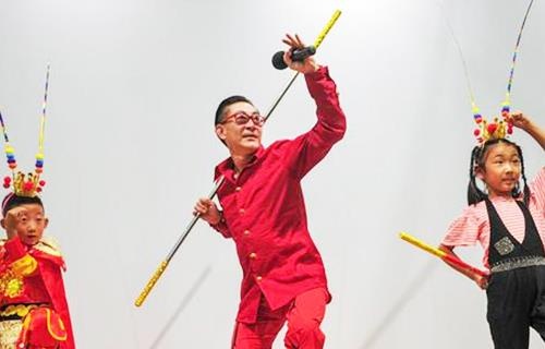 Luc Tieu Linh Dong van mua gay, lam tro o tuoi 60 hinh anh