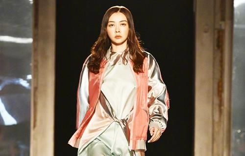 Tinh cu Quach Phu Thanh dien catwalk sau mot nam sinh con hinh anh