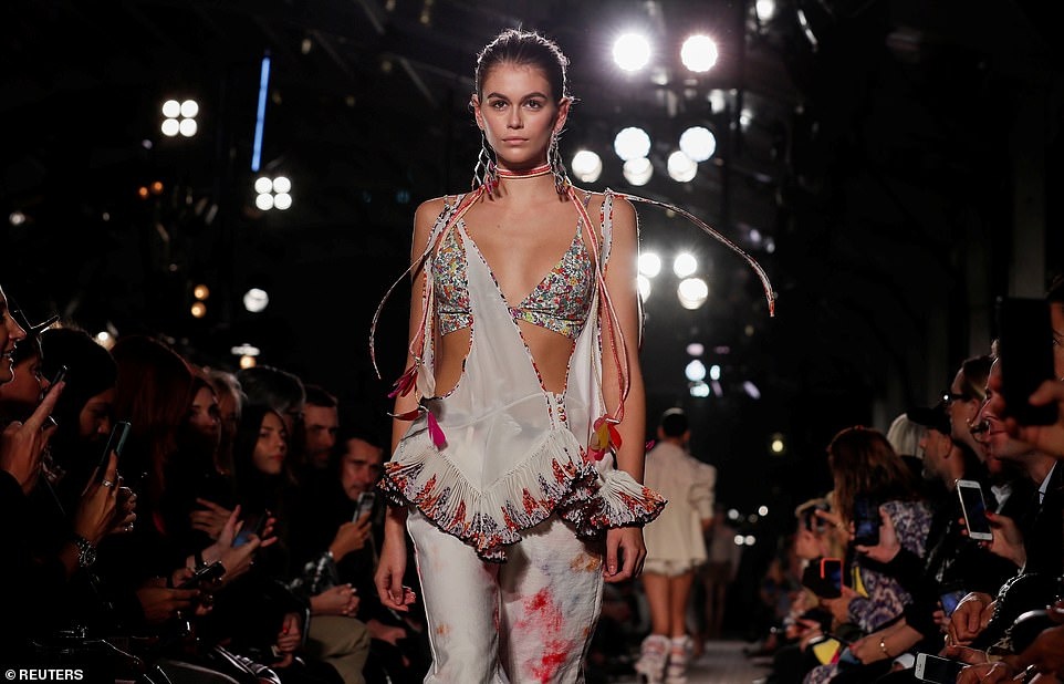 Sieu mau Kaia Gerber tuan le thoi trang anh 1