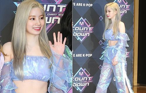 Kieu nu Kpop dien vay nhua trong suot len san khau hinh anh
