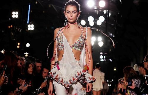 Con gai 10X cua sieu mau Cindy Crawford dien ao tam tren san dien hinh anh