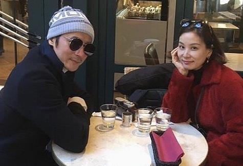 Vo Jang Dong Gun dang anh du lich ben chong con hinh anh