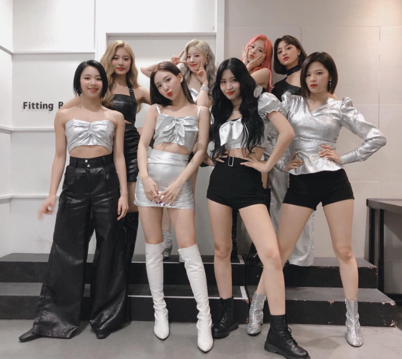 Nayeon mặc váy rách ảnh 2 Nayeon mac vay rach anh 2