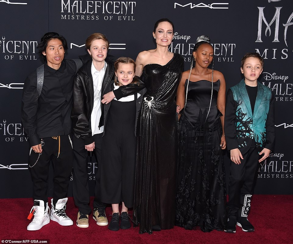 Dan con den ung ho Angelina Jolie ra phim moi anh 3