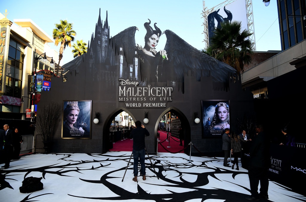 Dan con den ung ho Angelina Jolie ra phim moi anh 1