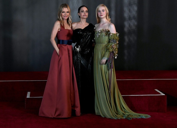 Dan con den ung ho Angelina Jolie ra phim moi anh 7