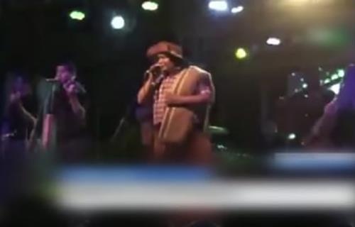 Khung san khau do sap vao nguoi ca si hinh anh