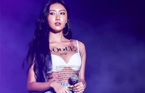Nu rapper Han so huu gu thoi trang gay tranh cai hinh anh