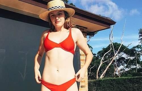 Ban gai 22 tuoi cua Liam Hemsworth sexy khong kem Miley Cyrus hinh anh