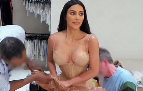 Kim Kardashian bi chong phan doi vi mac khoe than hinh anh