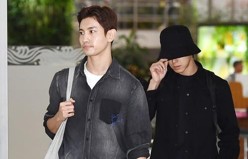 TVXQ voi ve Han Quoc de vieng Sulli hinh anh