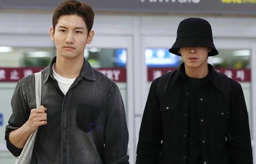 TVXQ met moi tai san bay sau cai chet cua Sulli hinh anh