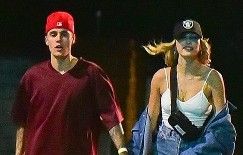 Vo Justin Bieber mac goi cam di choi toi hinh anh