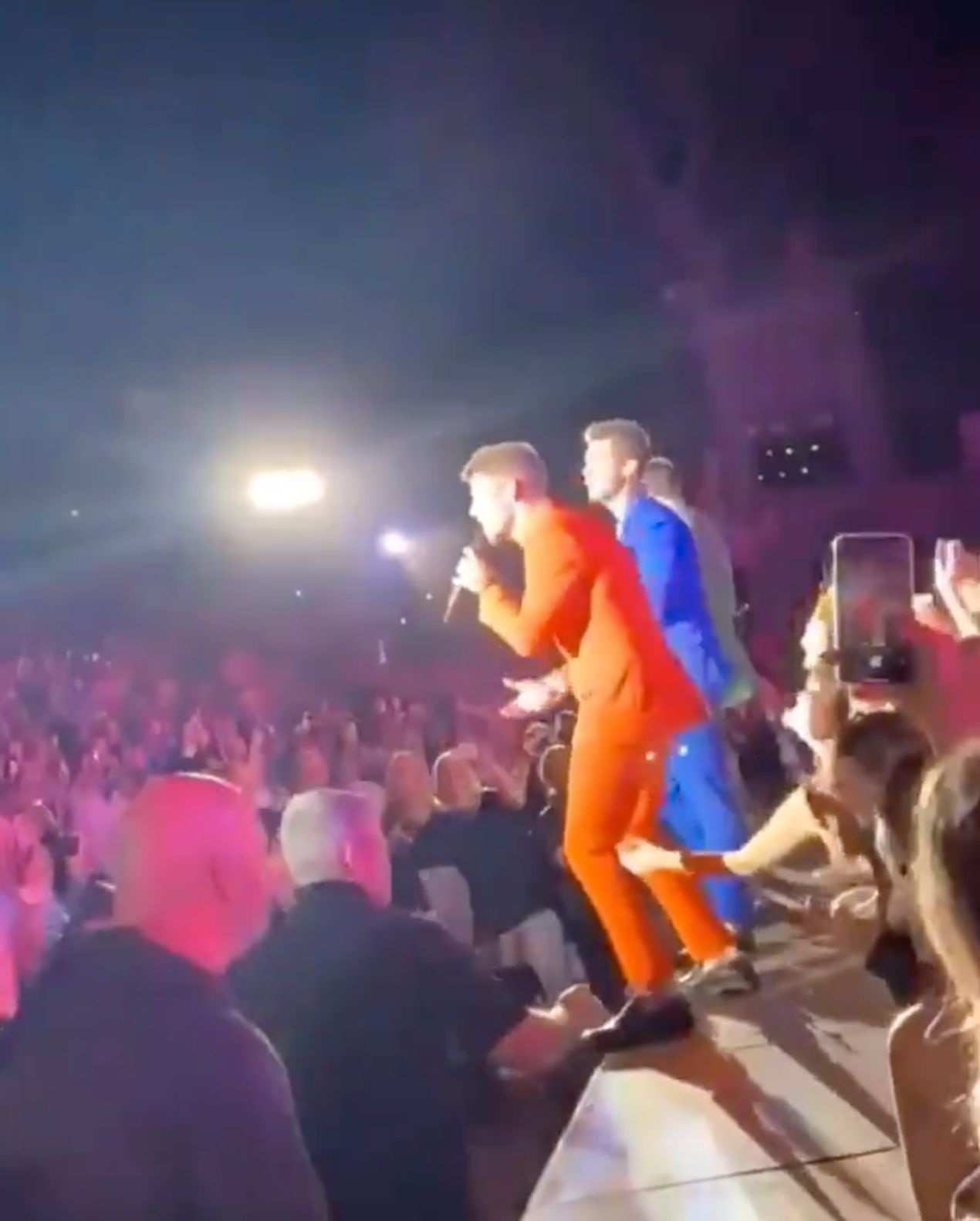 Nick Jonas bị sàm sỡ ảnh 2 Nick Jonas bi sam so anh 2