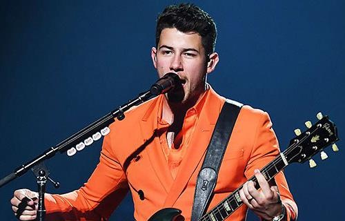 Nick Jonas bi fan nu dung cham khi dang bieu dien hinh anh