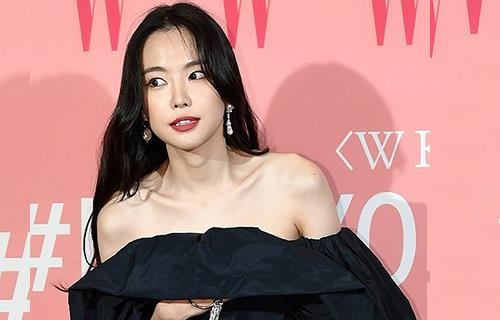 Nguoi dep Han lien tuc giu ao vi mac ho hinh anh