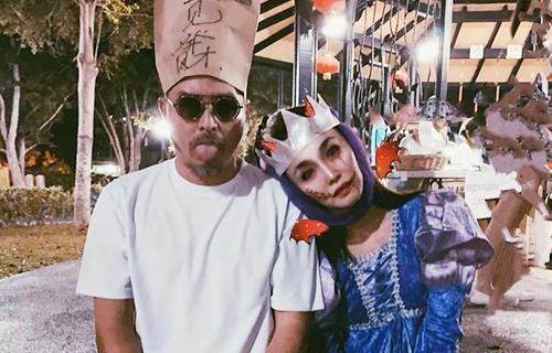 Pham Van Phuong khoe anh gia dinh hoa trang dip Halloween hinh anh