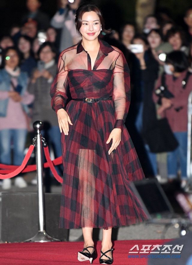 Hoa hau Han Honey Lee,  Hoa hau Han anh 1