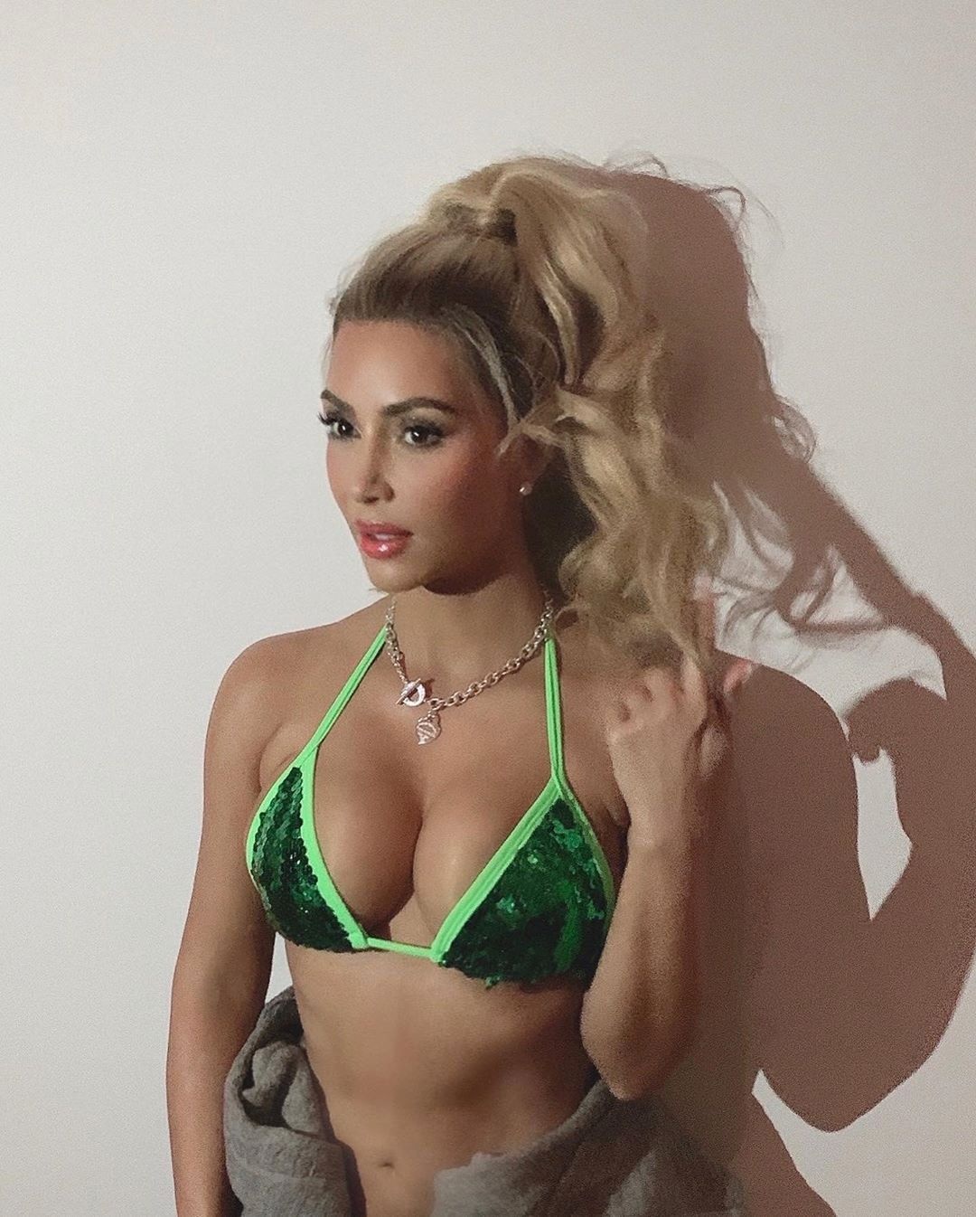 Kim Kardashian hoa trang halloween anh 6